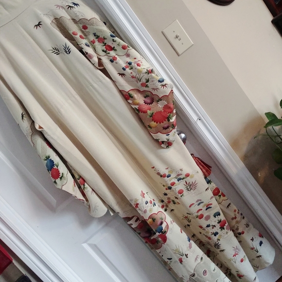 SOLD Vintage Traditional Silk Kimono - Picture 6 of 8